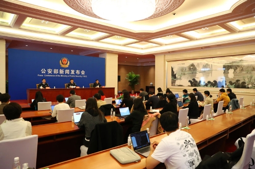 公安部新聞發(fā)布會通報公安部服務(wù)“六穩(wěn)”“六保”，深化公安交管“放管服”改革，推出優(yōu)化營商環(huán)境12項措施情況
