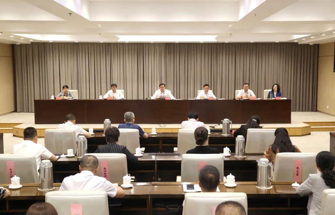 錫盟召開全面推行使用國家統(tǒng)編教材會議 張佰成講話 羅青主持