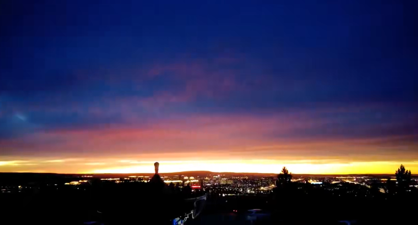 當落日吻過錫林浩特 晚霞與燈火溫柔接力