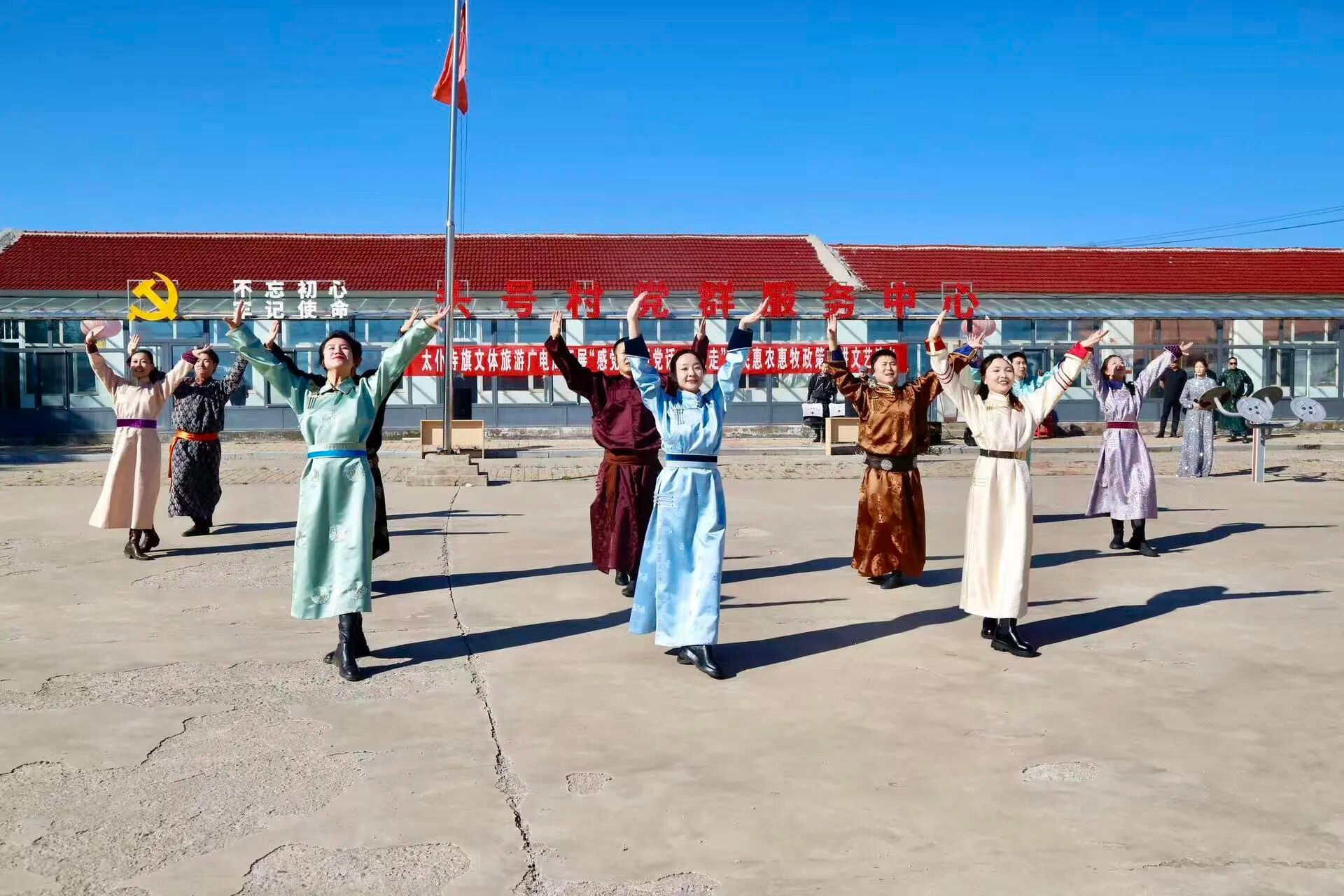 “感黨恩、聽黨話、跟黨走”群眾教育｜太仆寺旗以“文藝+宣講”形式推動惠民政策直達民心