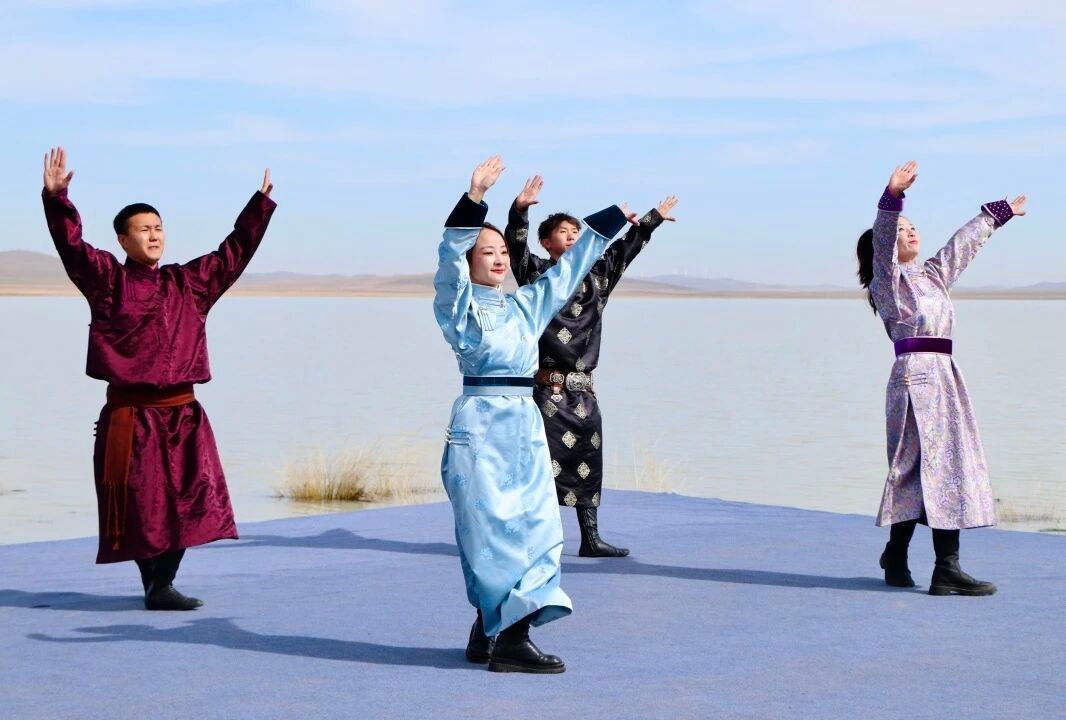 牛奶湖畔“全羊宴”點燃假日激情！太仆寺旗國慶假期文旅活動持續升溫