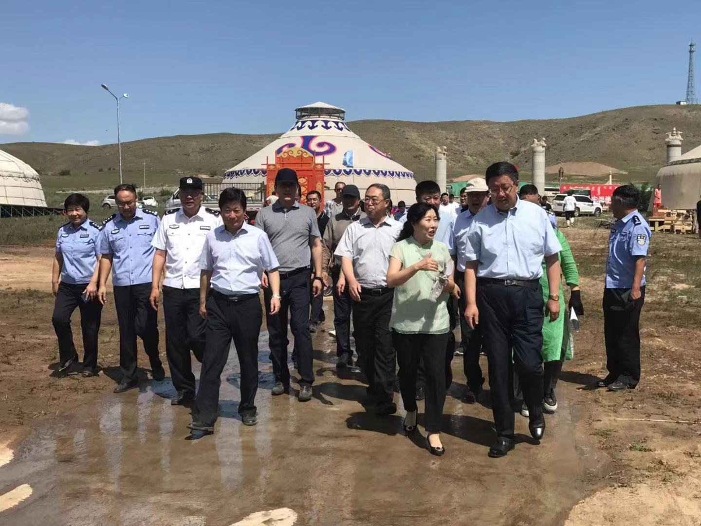 盟委書記羅虎在、盟委副書記政法委書記包國權(quán)、盟委委員副盟長曲衛(wèi)國一行到那達(dá)慕會場指導(dǎo)工作