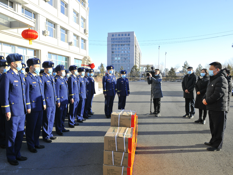 錫林郭勒盟委書記么永波春節前夕看望慰問消防救援人員